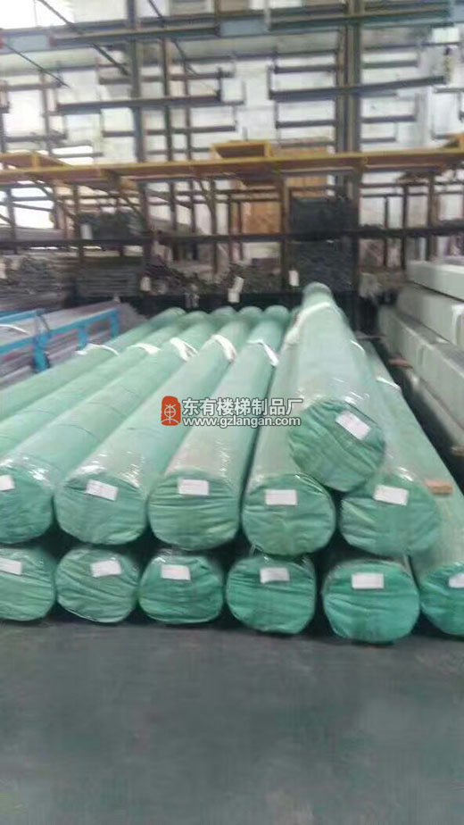 打包好的方管等待出庫