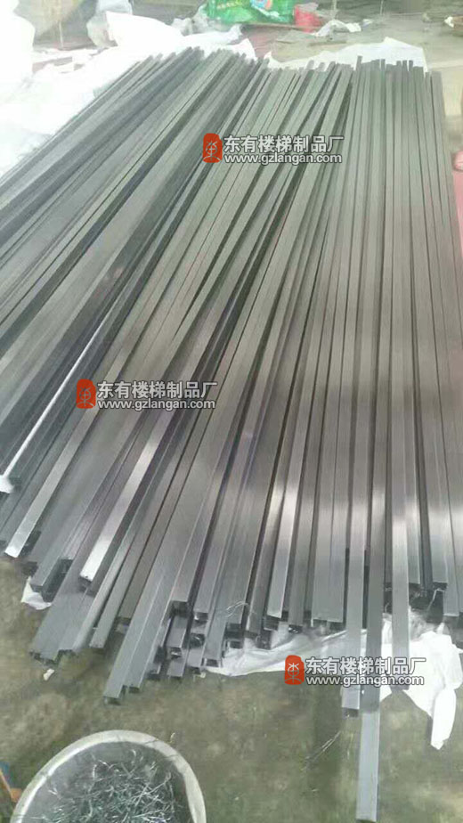 倉庫里剛生生的方管