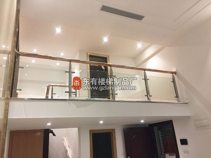 復式樓采用的不銹鋼欄桿扶手立柱更顯簡約與現代感