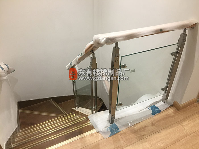 復式樓采用的不銹鋼樓梯扶手立柱更顯簡約與現代感