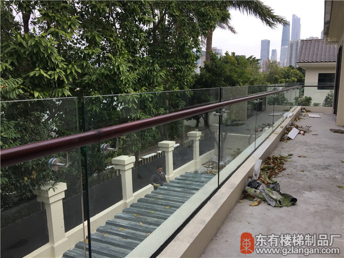 二沙島落地玻璃先用健康環保的鋁合金木紋扶手
