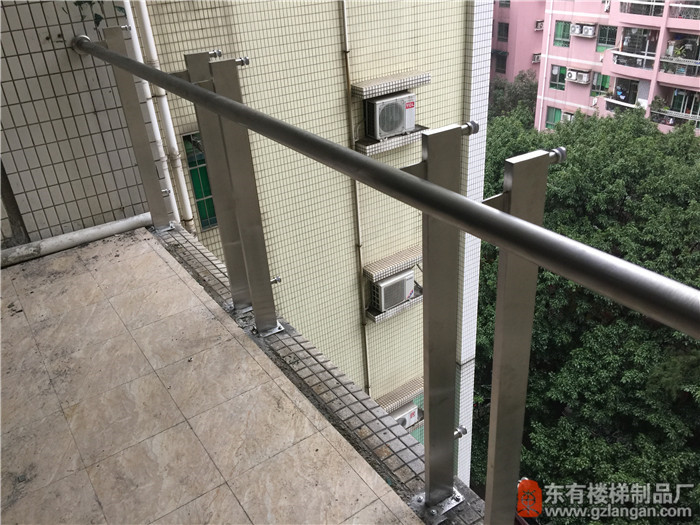 柏惠花園戶主家是在10樓安裝玻璃注意安全