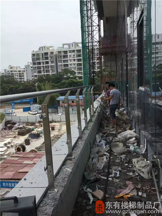 玻璃掛件選用了較為傳統的零度結構，經濟又實惠
