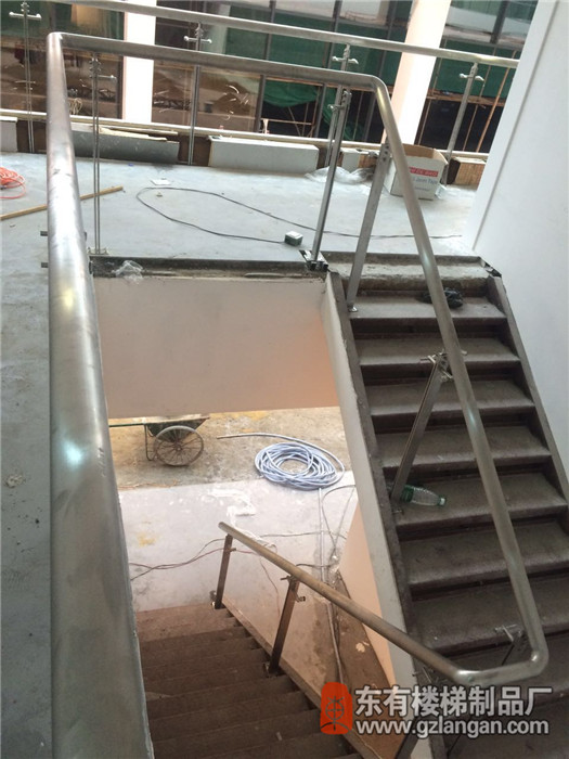 廣園路路虎4X店樓梯扶手采用DIY-005定制款不銹鋼立柱