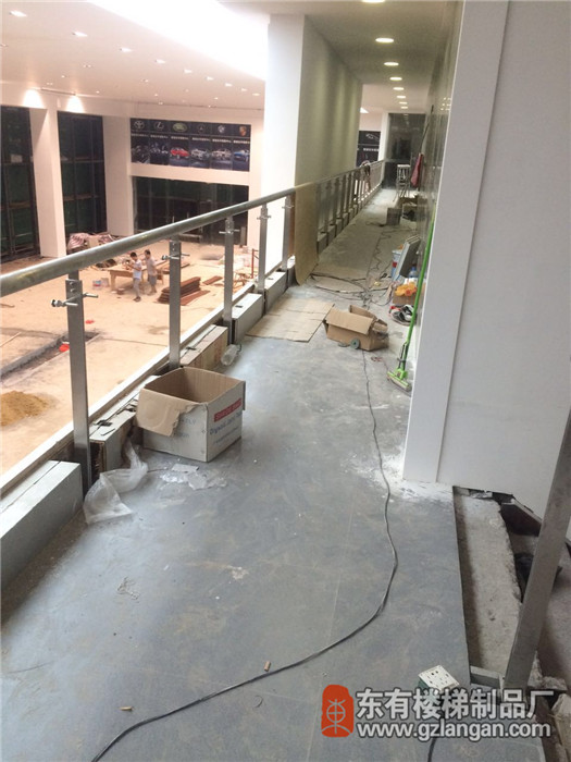 廣園路路虎4X店樓梯扶手和護(hù)欄大方又厚實(shí)