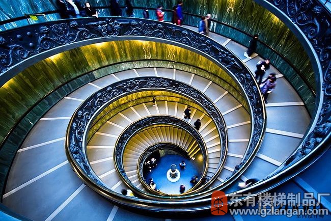 2018年大型的旋轉樓梯設計5