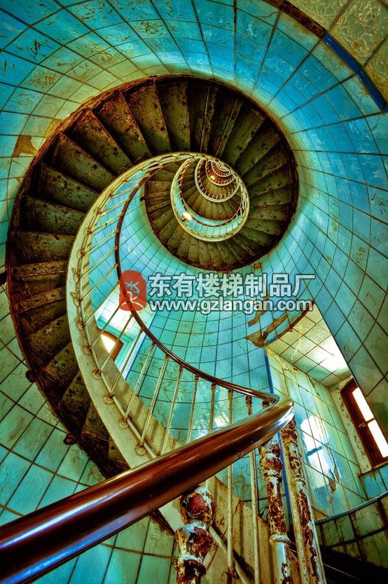 2018年大型的旋轉樓梯設計7