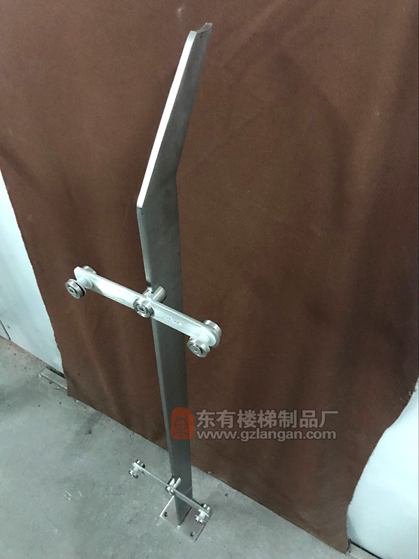 柱身與掛件連接配件選用實心構件