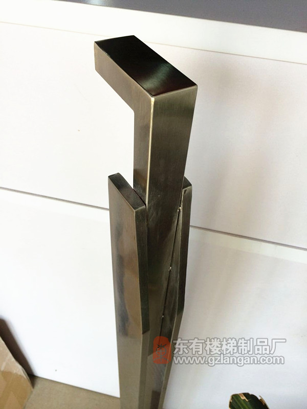立柱頭采用38*25方管加工