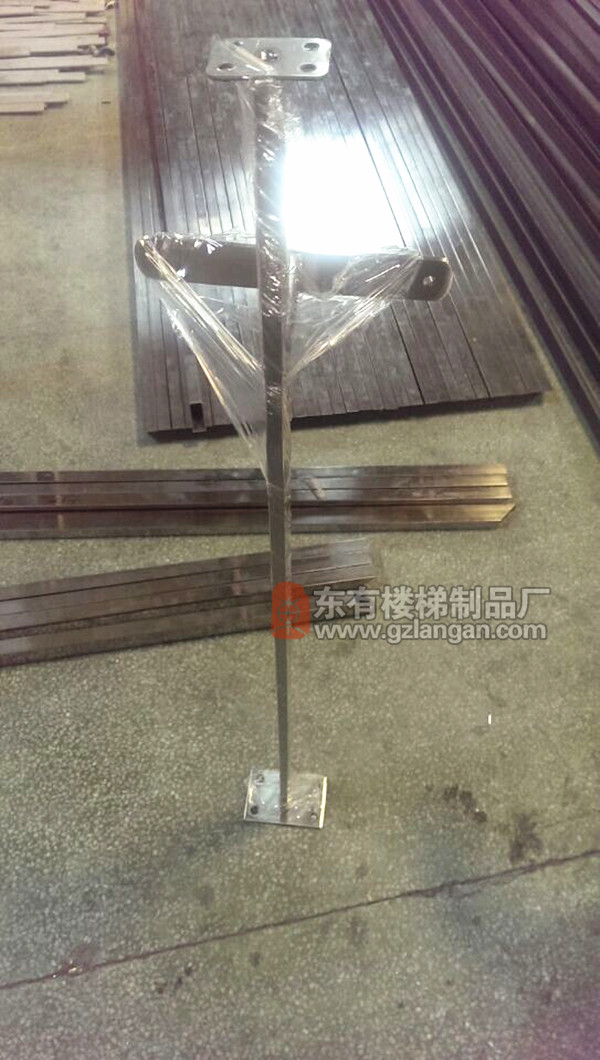 立柱頂部配平托片，為方便木面管安裝