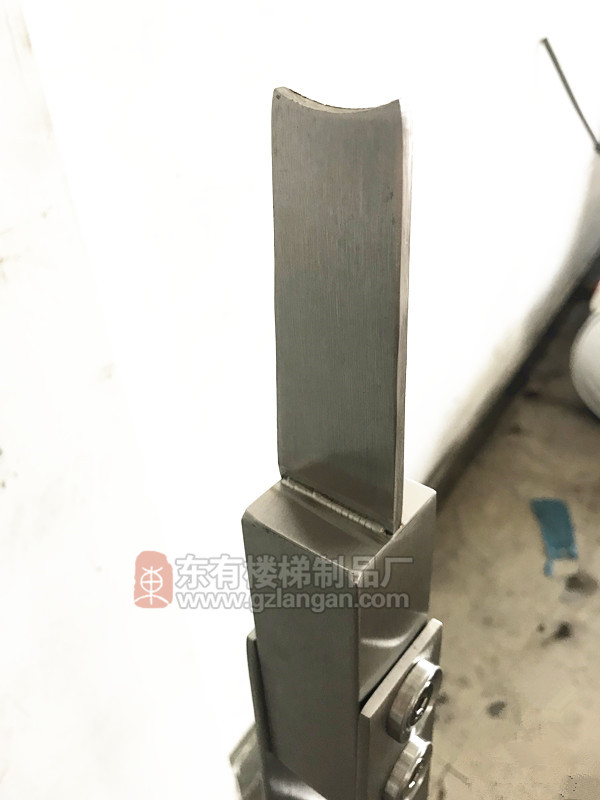 頂部特意加工成扶手的弧位