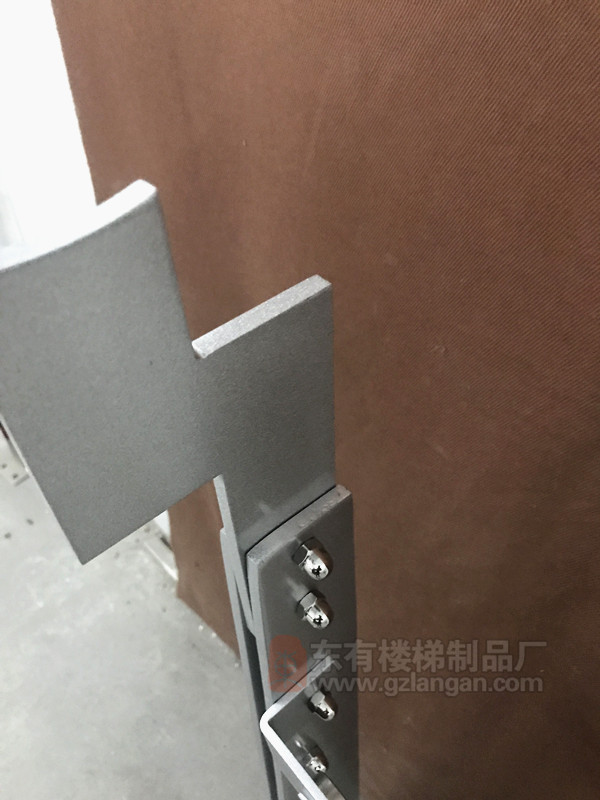 閃電形立柱頭