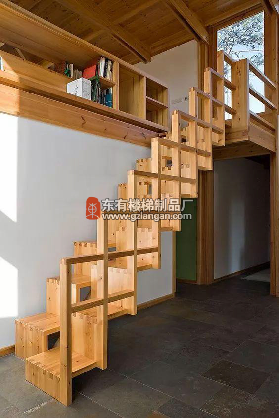 樓梯對老年人也是很不友好的，所以emmmmm，記得裝個扶手呀