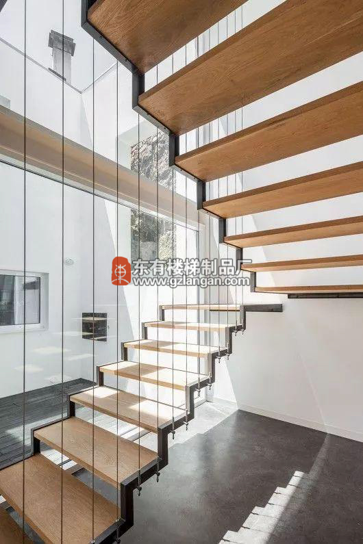 給樓梯提供了安全保障