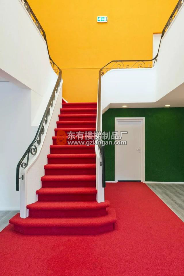 樓梯鋪上紅地毯