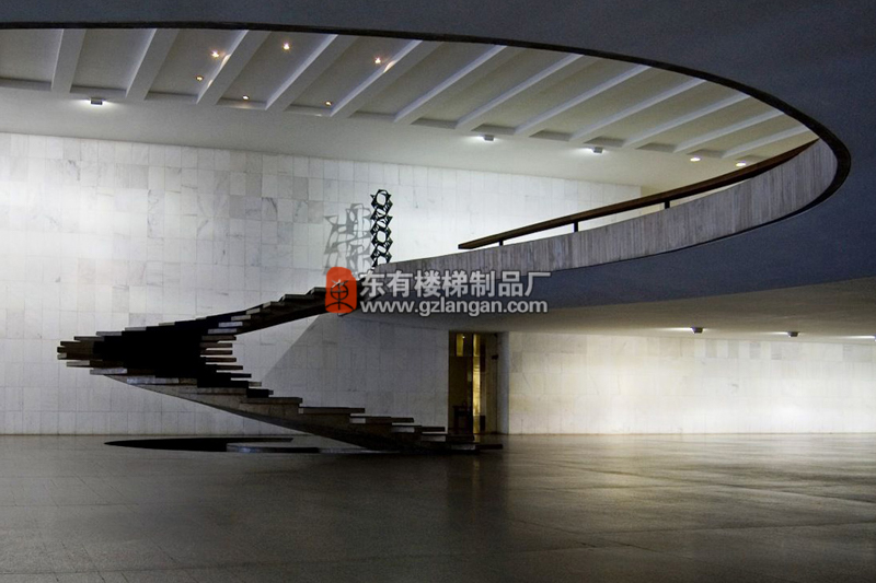 提升空間的樓梯設計8
