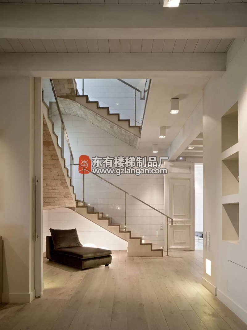 好樓梯由護欄設計來提升-護欄9