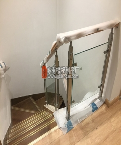 復式樓采用的不銹鋼立柱更顯簡約與現代感